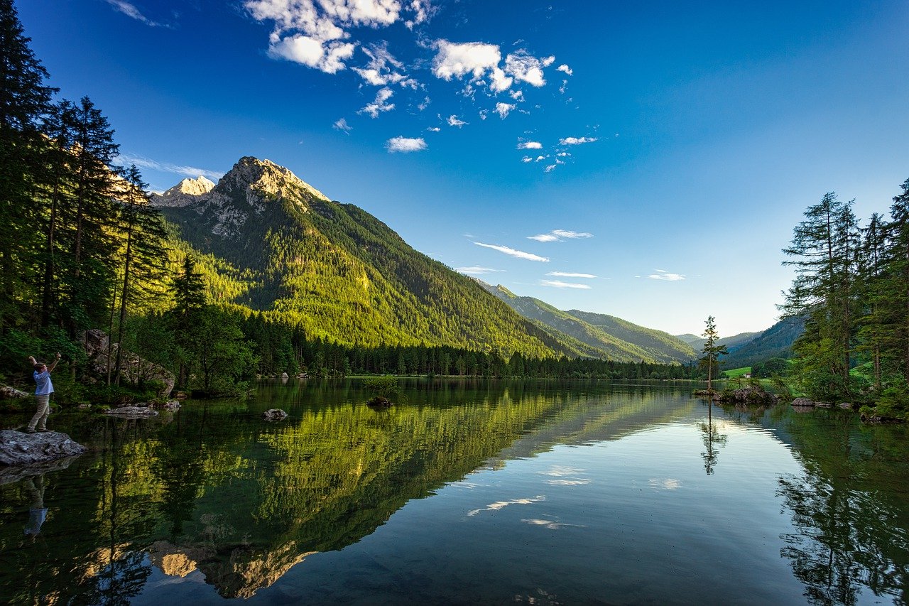 Strahlend blauer Himmel spiegelt sich in einem Bergsee in Bad Gastein