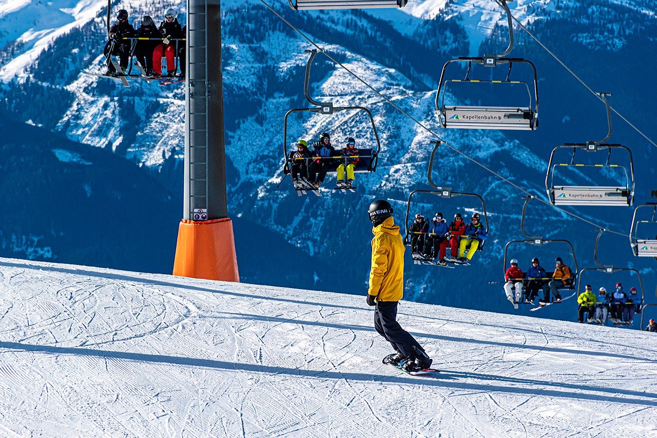 Snowboardfahrer fährt eine Skipiste hinunter