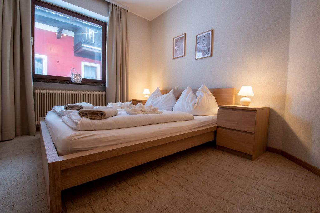 Apartment Rauchkogel Doppelbett mit hellbraunem Rahmen