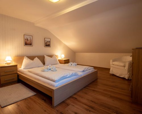 Apartment Kreuzkogel Doppelbett mit hellbraunem Rahmen